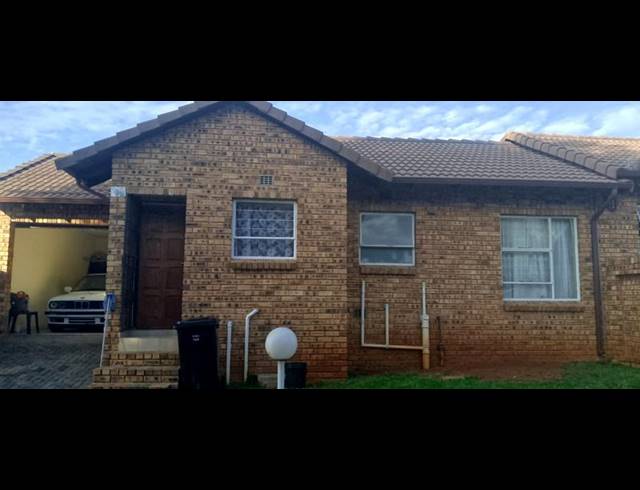 2 BEDROOM TOWNHOUSE FOR SALE IN WITPOORTJIE